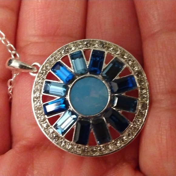 Beautifully Blue baguette necklace - Picture 4 of 9